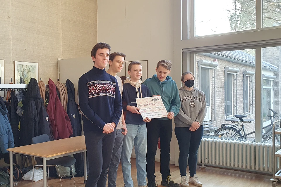 Jugendbeirat übergibt Spendenscheck beim Café Mittwoch