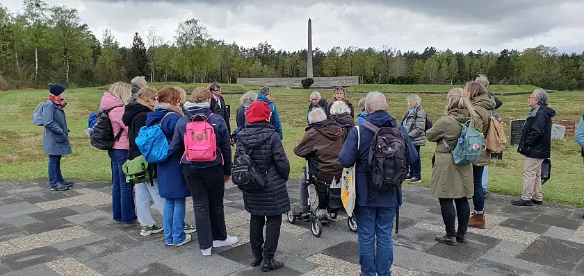 Menschen besuchen die Gedenkstätte Bergen-Belsen