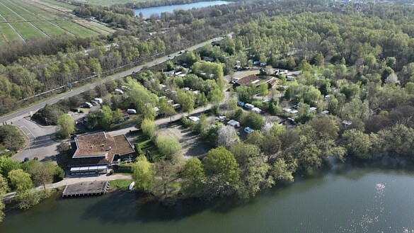 Campingplatz: Luftbild mit Restaurant/Empfangsgebäude und Sanitärgebäude