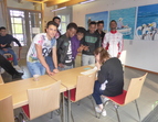 Unbegleitete minderjährige Flüchtlinge im Wahllokal des Ortsamtes