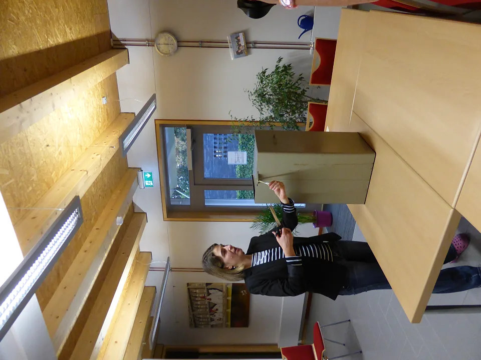 Die Ortsamtsleiterin &ouml;ffnet die Wahlurne 